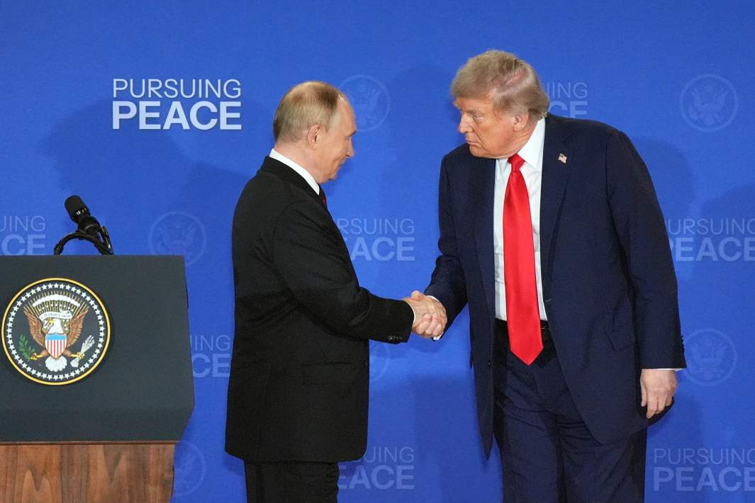 Президент РФ Владимир Путин и президент США Дональд Трамп во время пресс-конференции по итогам переговоров на Аляске