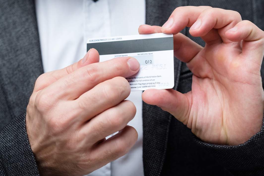 Банковская карта в руках мужчины