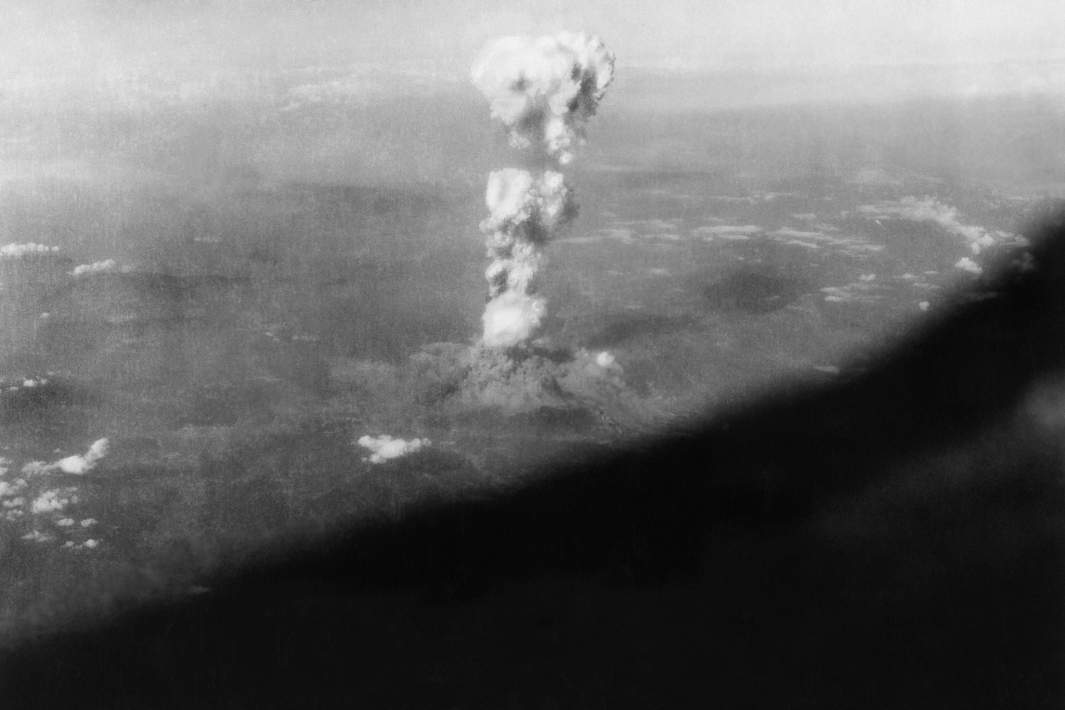 Ядерный «гриб» над Хиросимой. Снимок сделан с бомбардировщика B-29, сопровождавшего самолет «Энола Гэй»