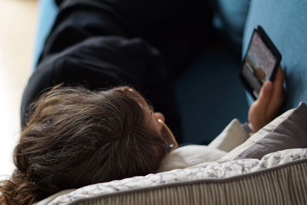 Девушка со смартфоном