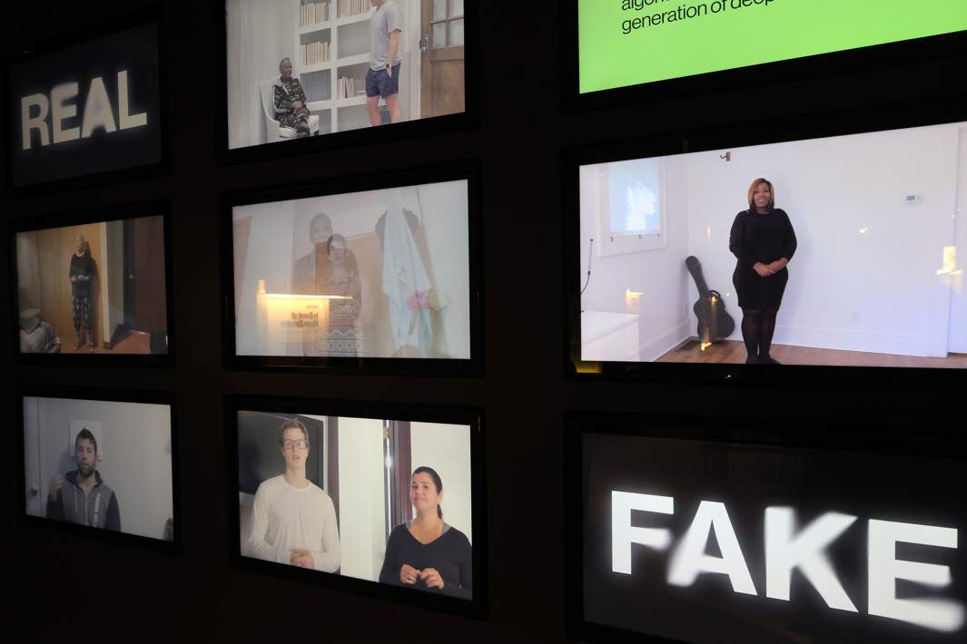 Видео на экранах мониторов