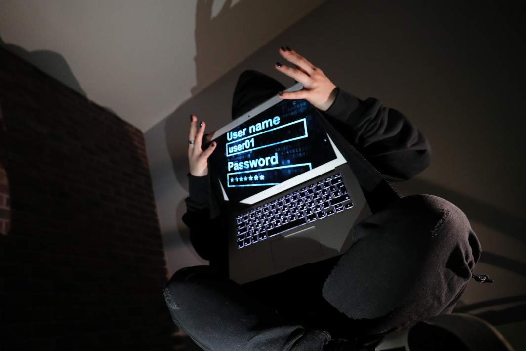 Хакер за работой 