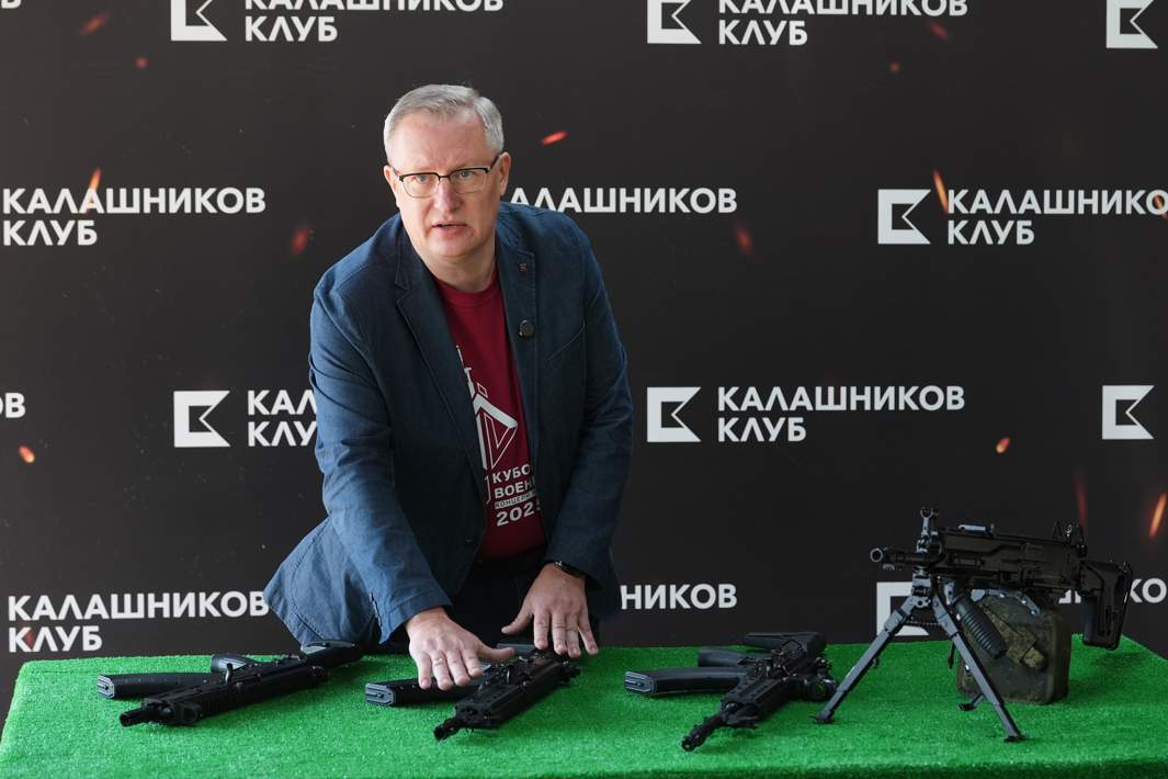 Главный конструктор АО «Концерн «Калашников» Сергей Уржумцев во время представления новых видов стрелкового вооружения