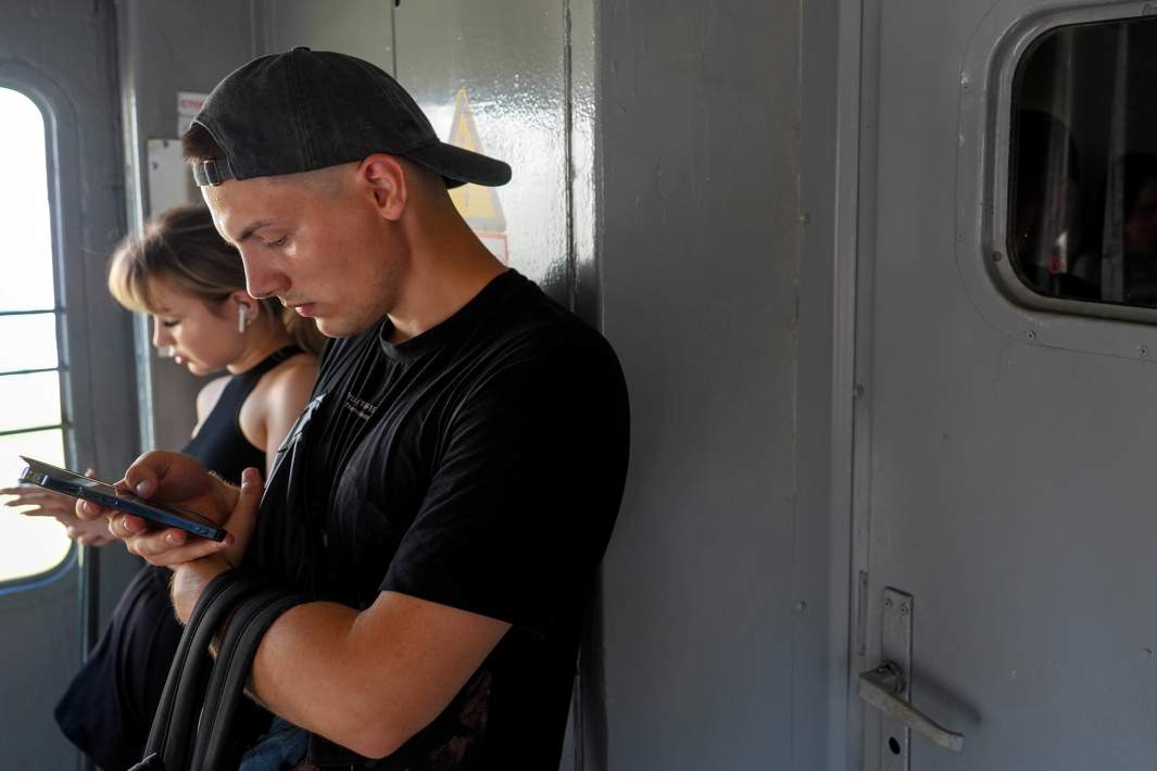 Люди в электричке со смартфонами