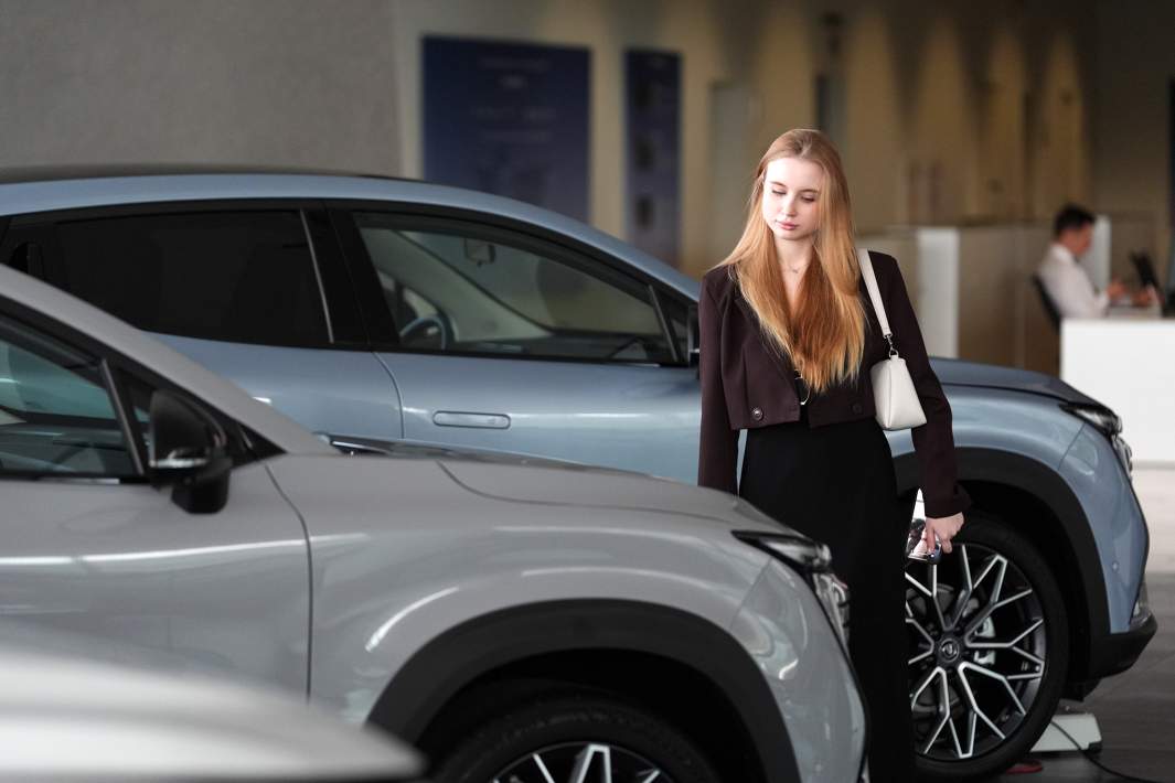 Девушка в автосалоне