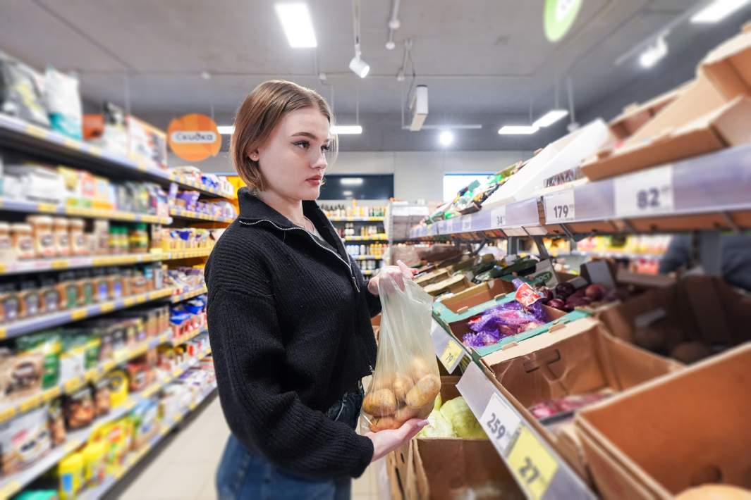 Девушка в овощном отделе 