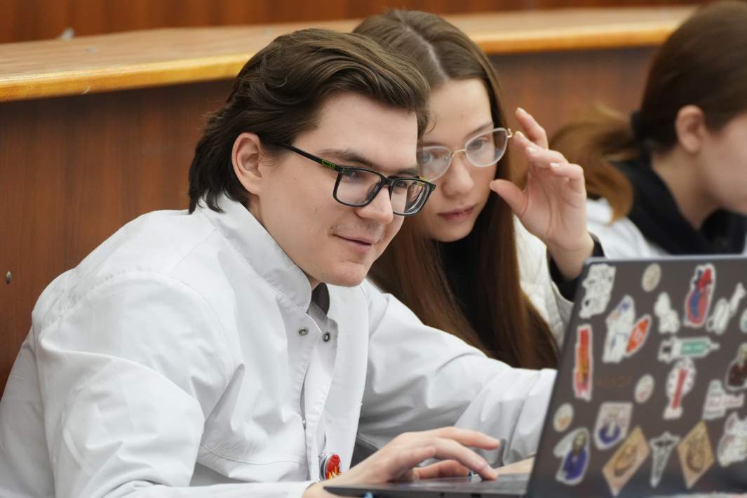 Студенты общаются на паре 