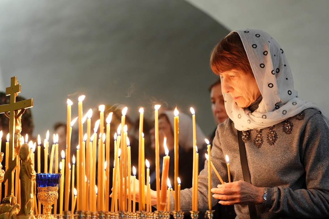 Верующие во время божественной литургии