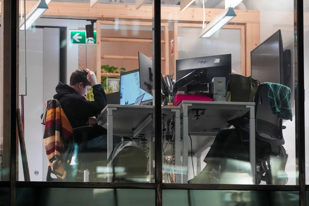 Сотрудники в здании бизнес-центра