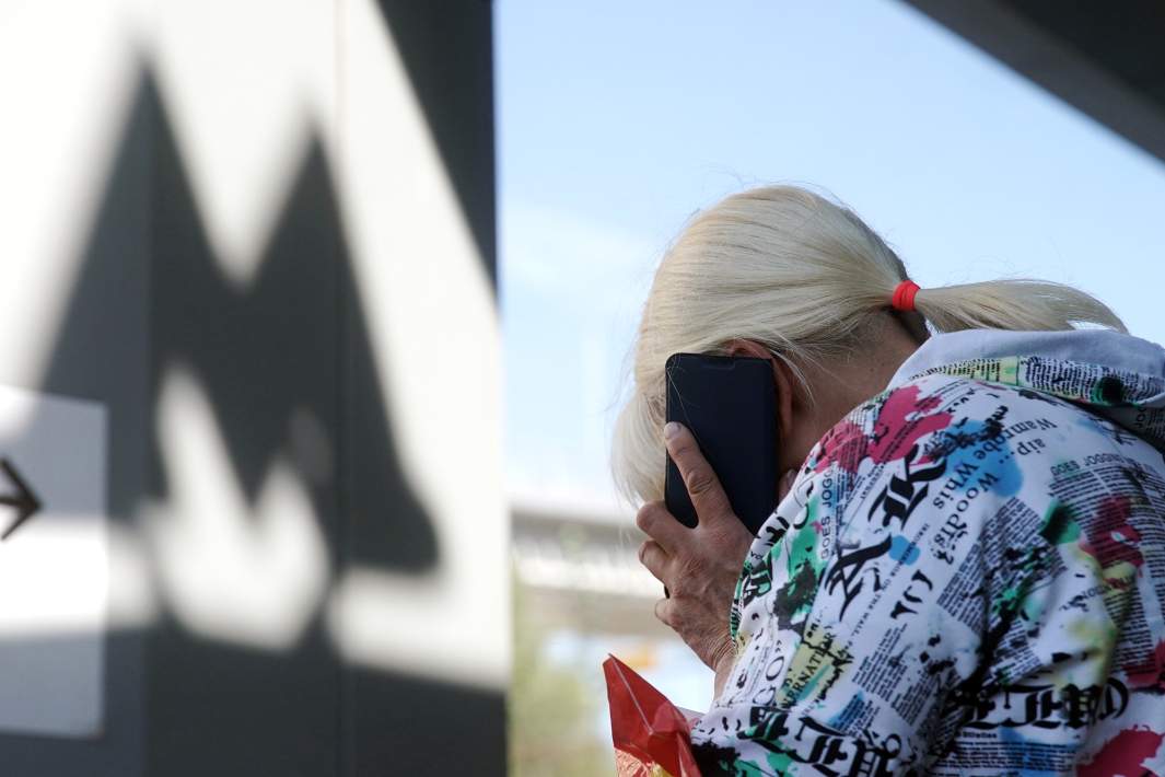 Женщина разговаривает по телефону