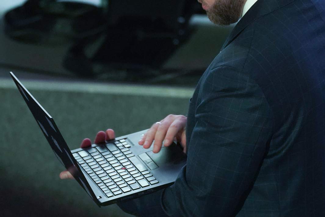 Мужчина пишет ответ 