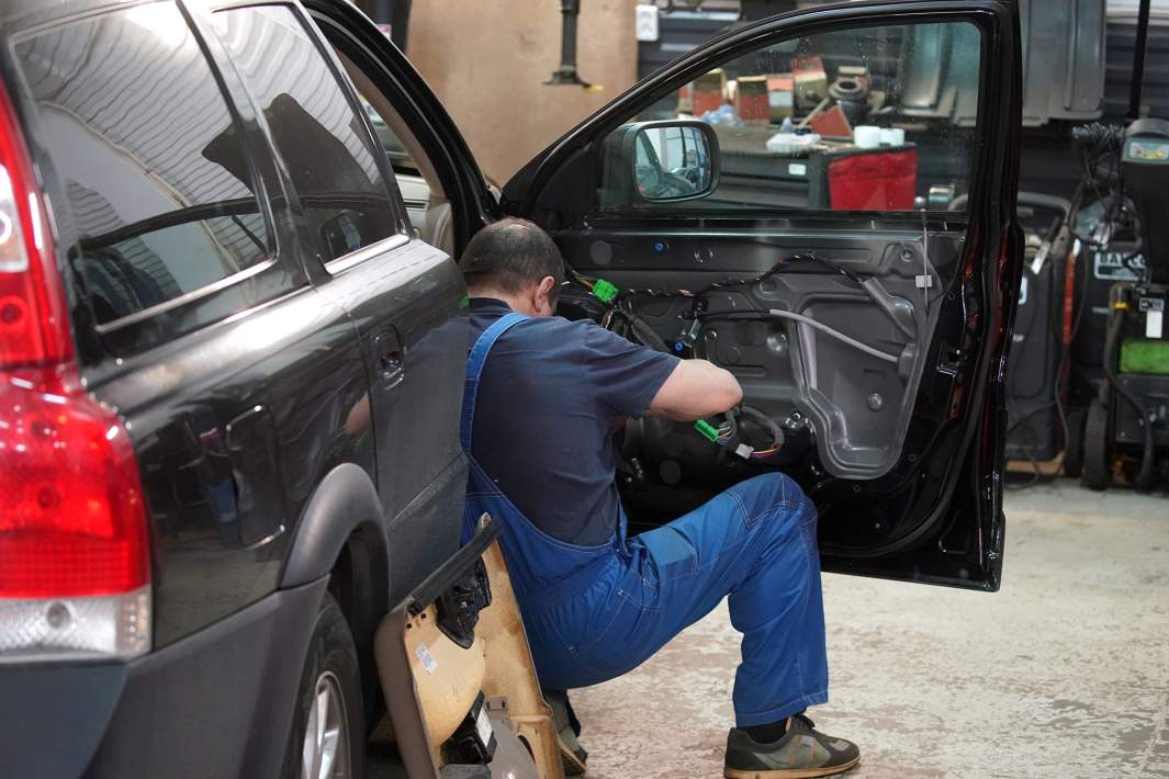 Ремонтные работы автослесаря в автосервисе