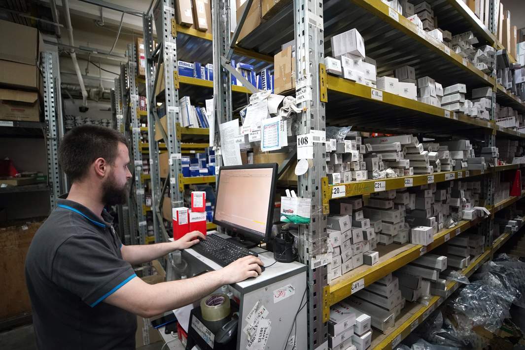 Работа операторов по продаже автомобильных товаров в автосервисе