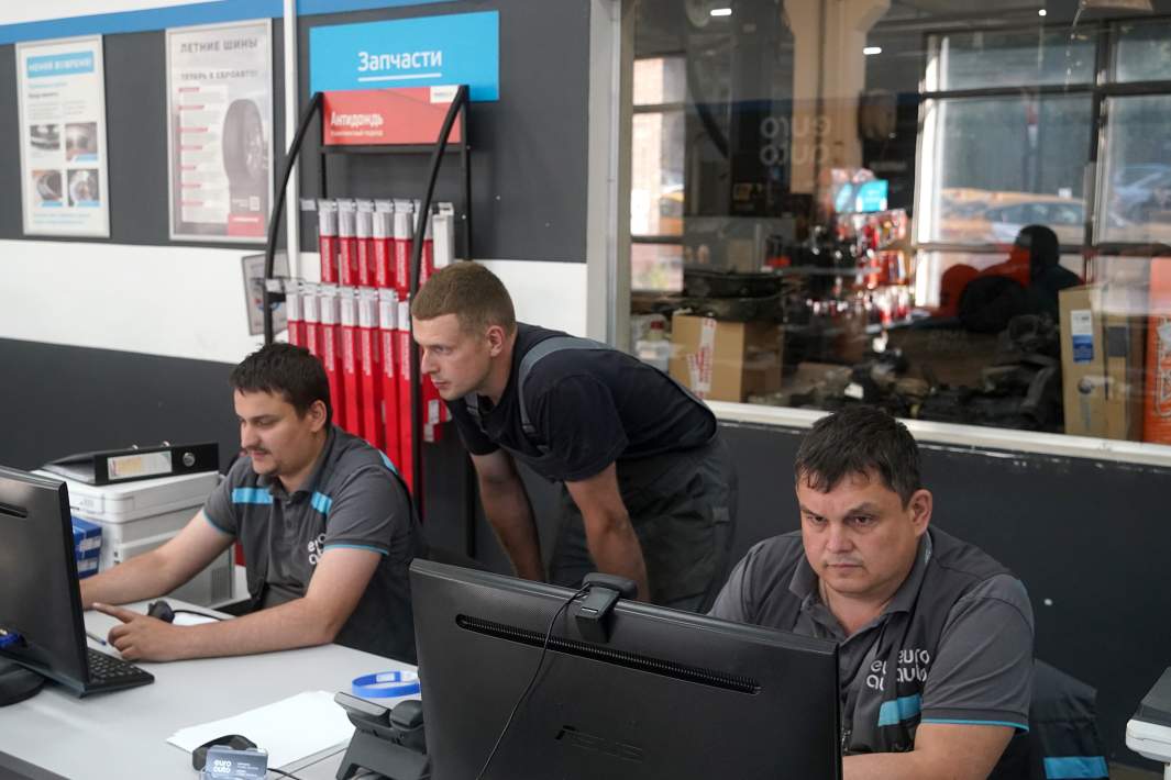 Работа операторов по продаже автомобильных товаров в автосервисе 