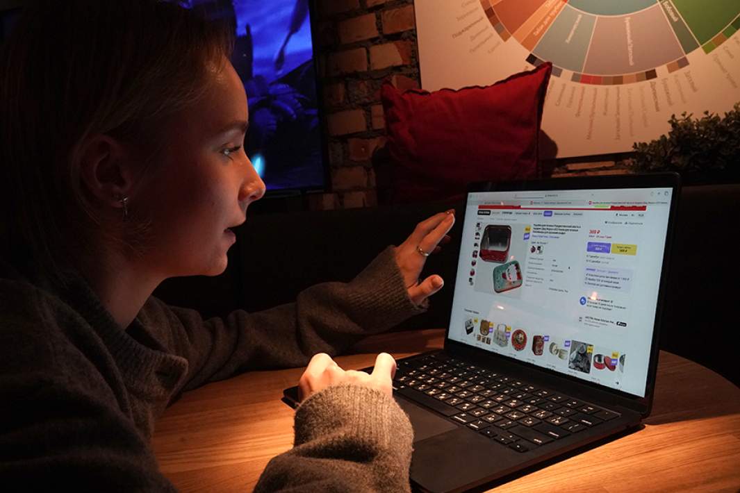 Экран ноутбука со страницей маркетплейса