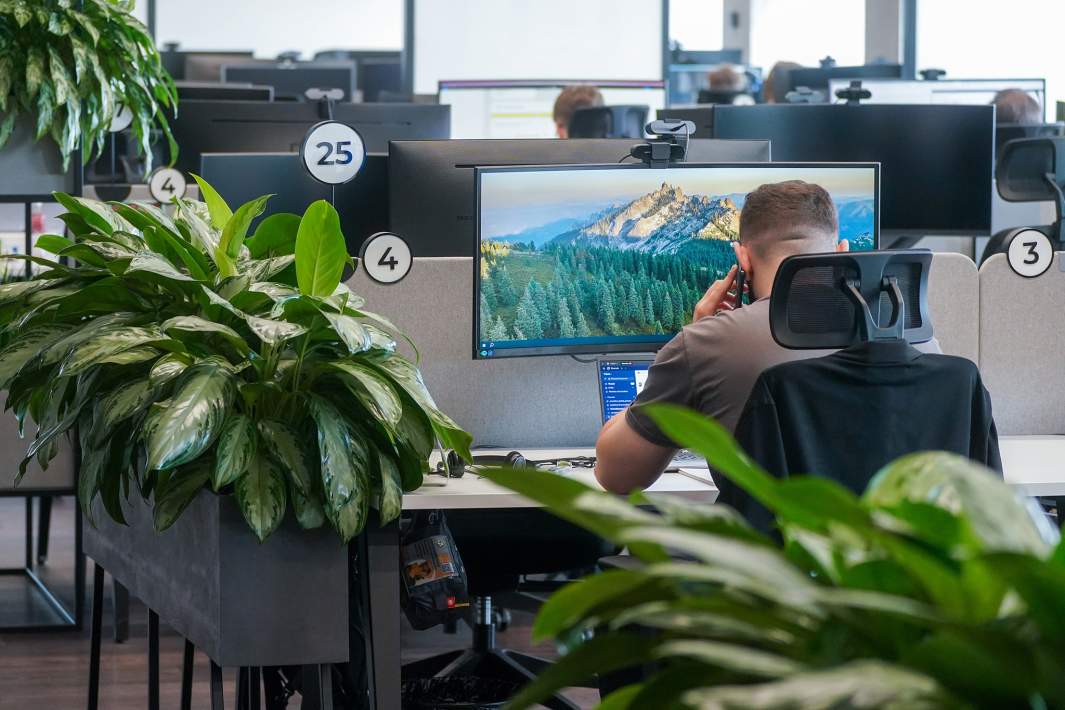 Сотрудница в офисе