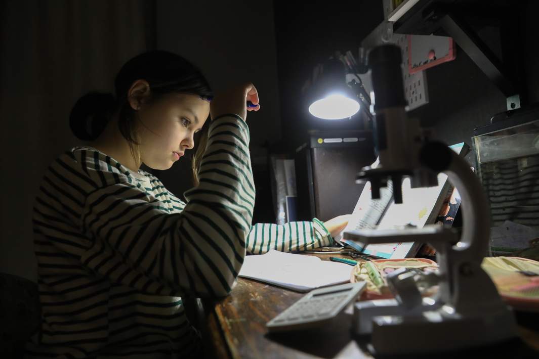 Школьница делает домашнее задание 