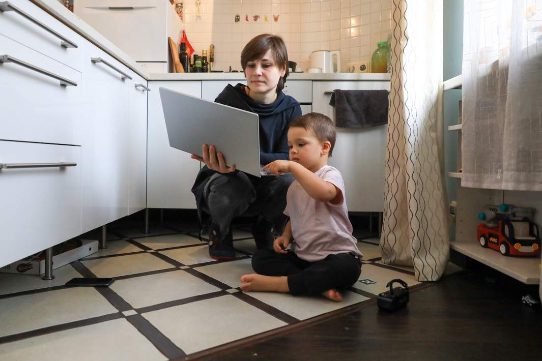 Ребенок вместе с мамой смотрит в ноутбук 