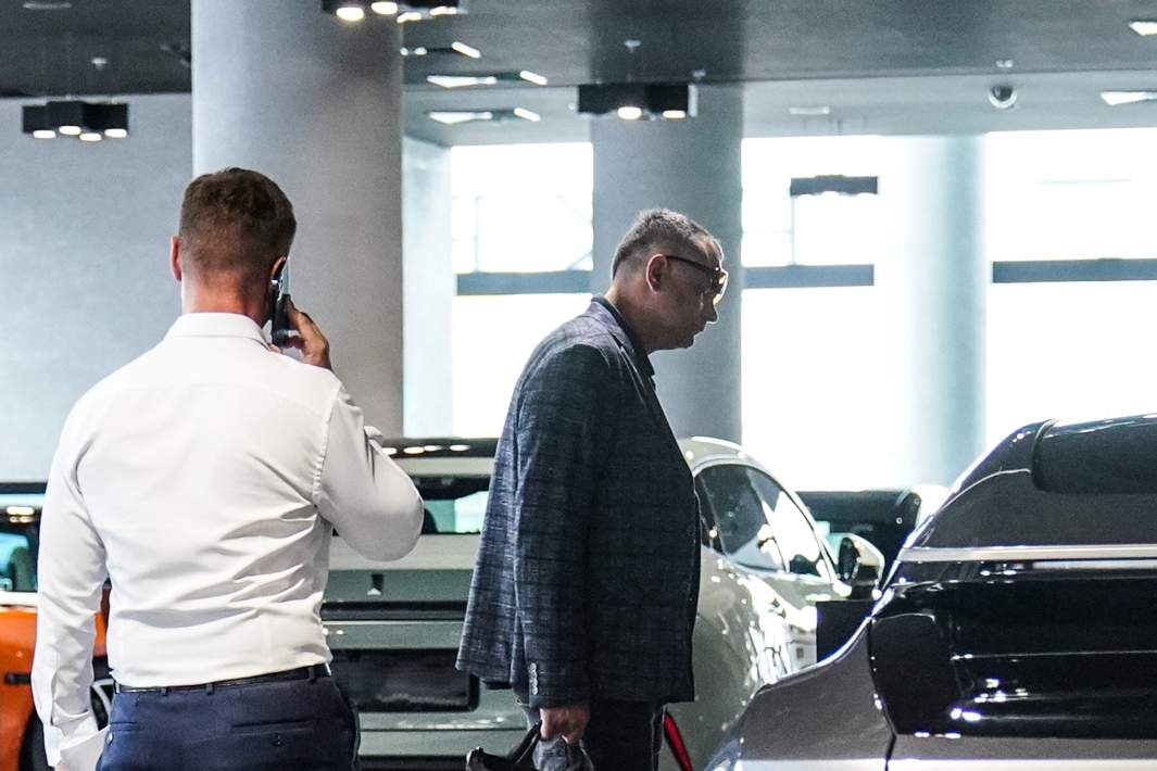 Покупатель в автосалоне 