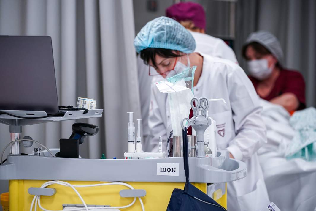 Врач в отделении шоковой терапии