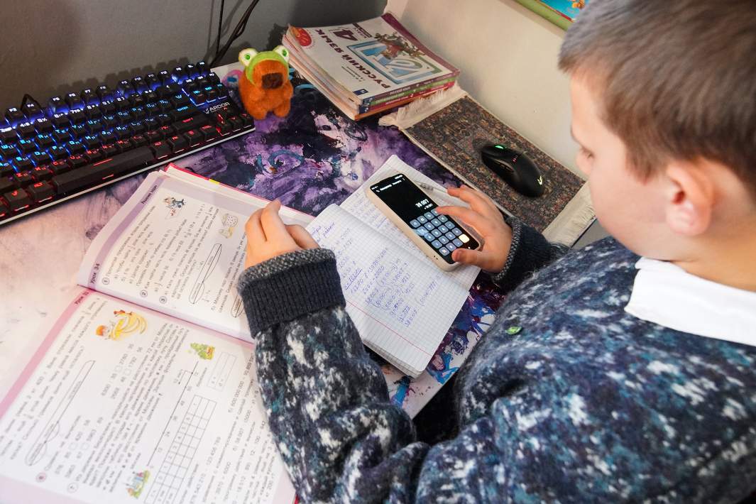 Школьник делает домашнее задание