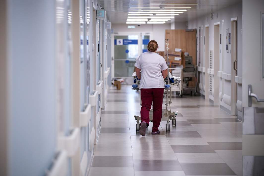 Врач везет пациента 