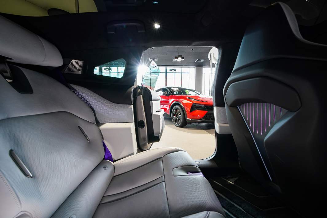 Вид изнутри салона автомобиля