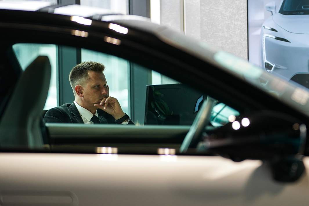 Менеджер автосалона 