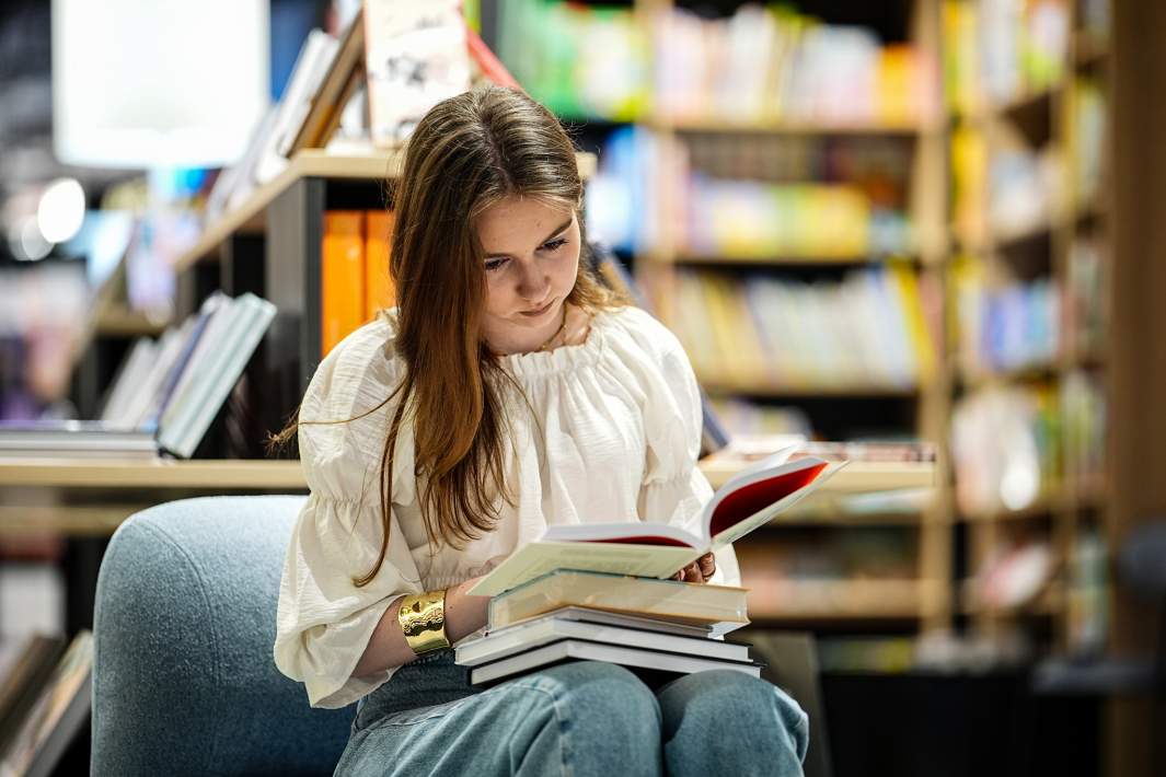 Девушка читает книгу