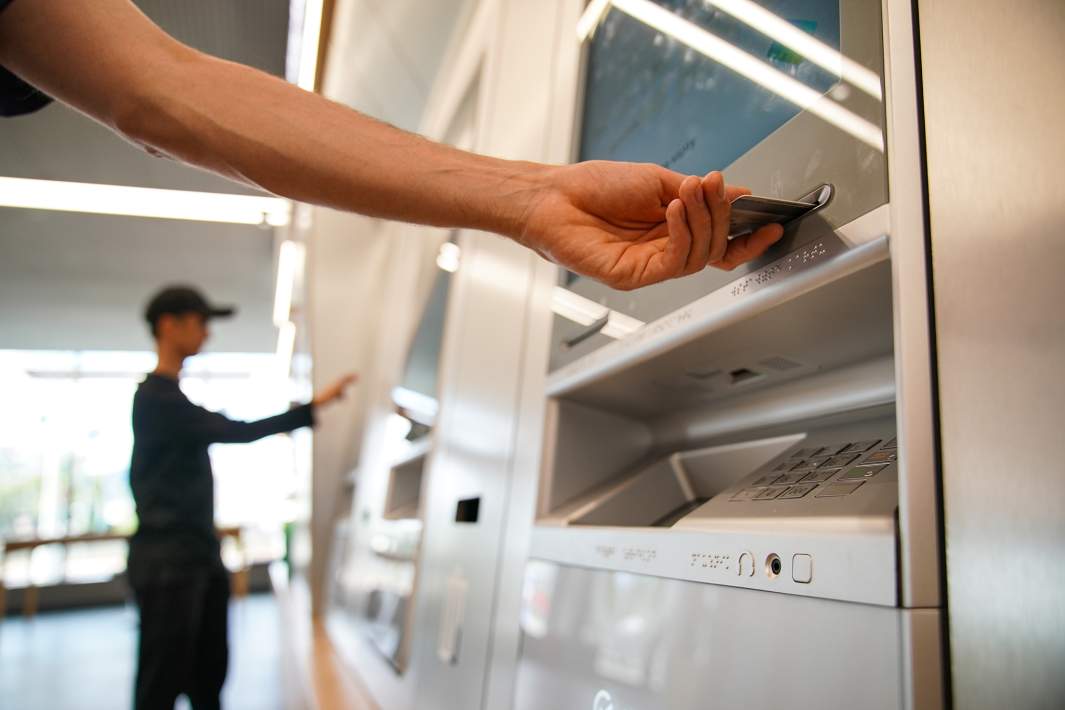 Посетители у банкоматов одного из отделений банка