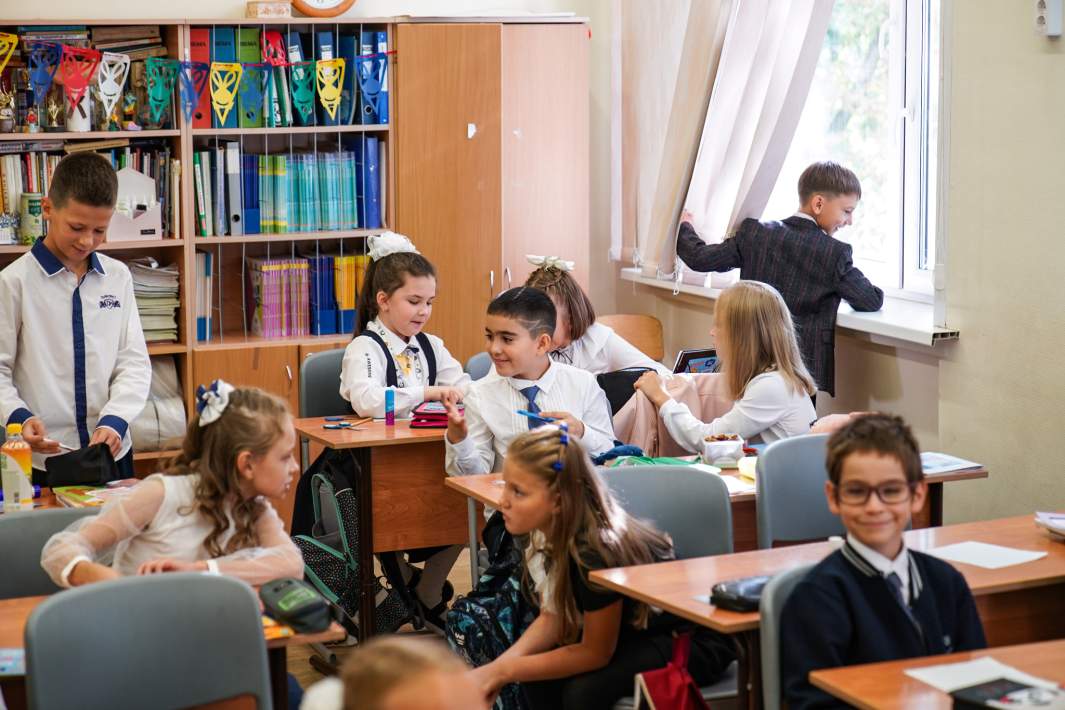 Ученики в классе школы