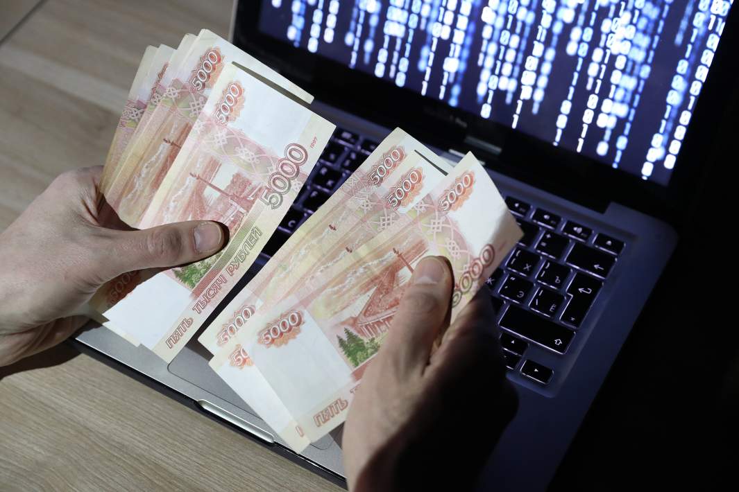 Рубли на фоне ноутбука 
