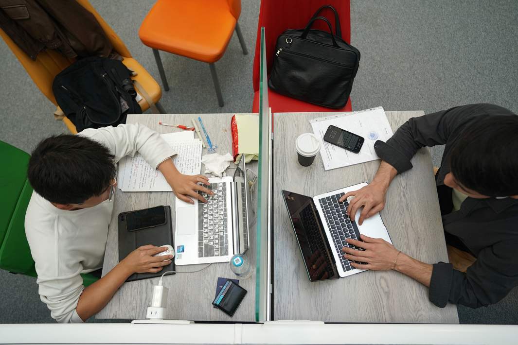 Мужчины переписываются 