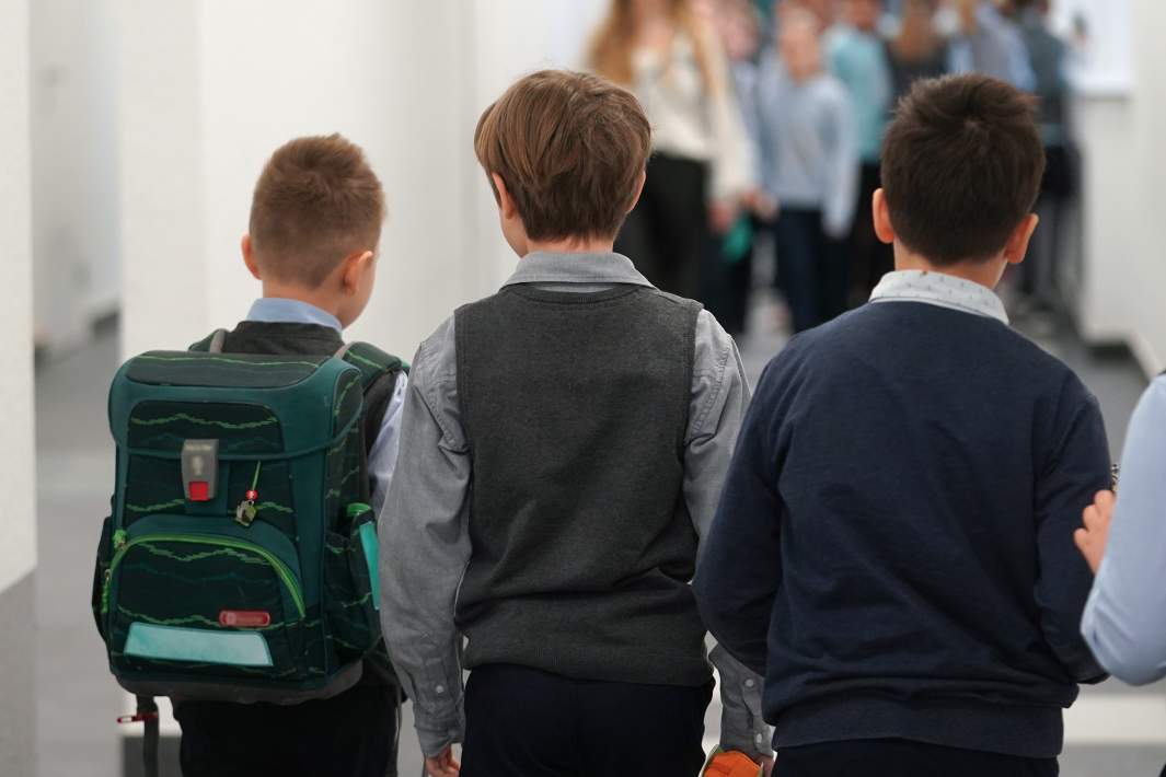 Ученики школы в коридоре