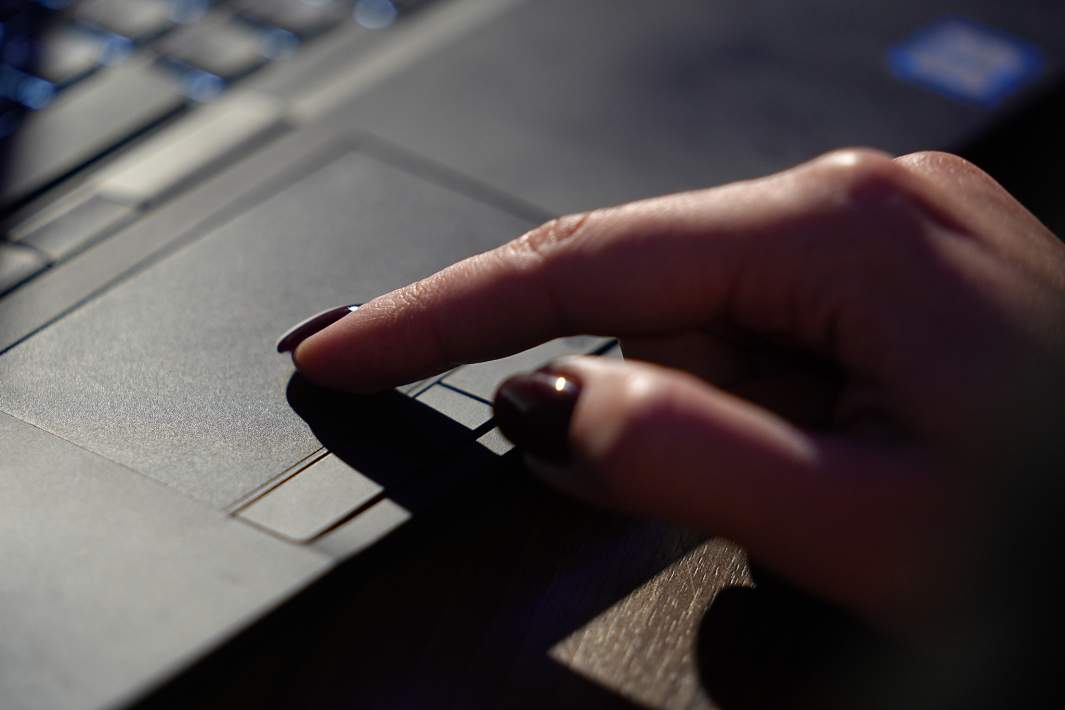 Женская рука на ноутбуке 