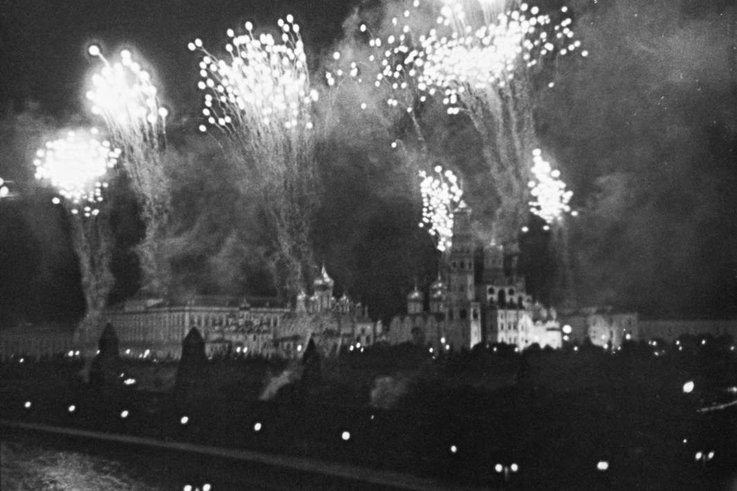 Салют  в Москве в честь освобождения городов Орла и Белгорода. 5 августа 1943 года 