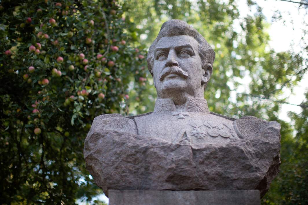 Памятник путешественнику и натуралисту Николаю Пржевальскому