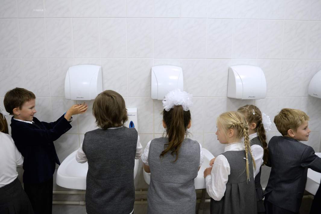 Первоклассники моют руки перед обедом