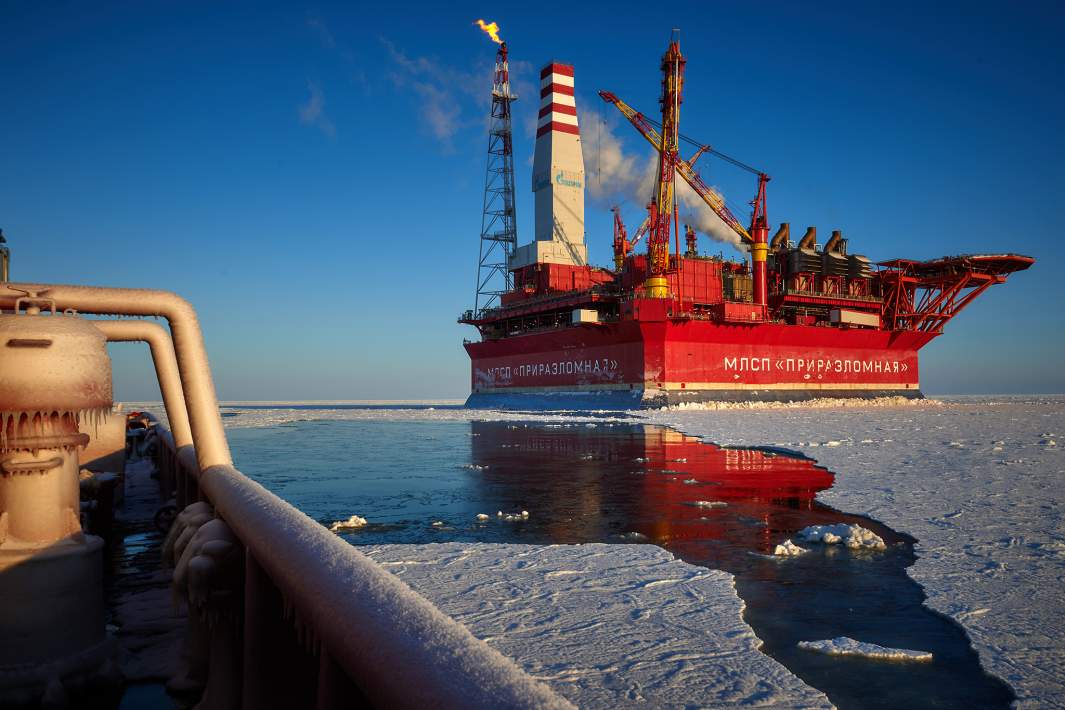 Нефтедобывающая платформа в море