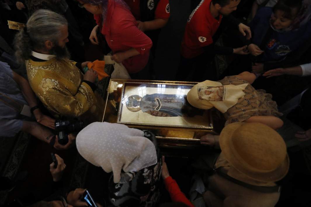 Верующие у ковчега с мощами святителя Николая Чудотворца