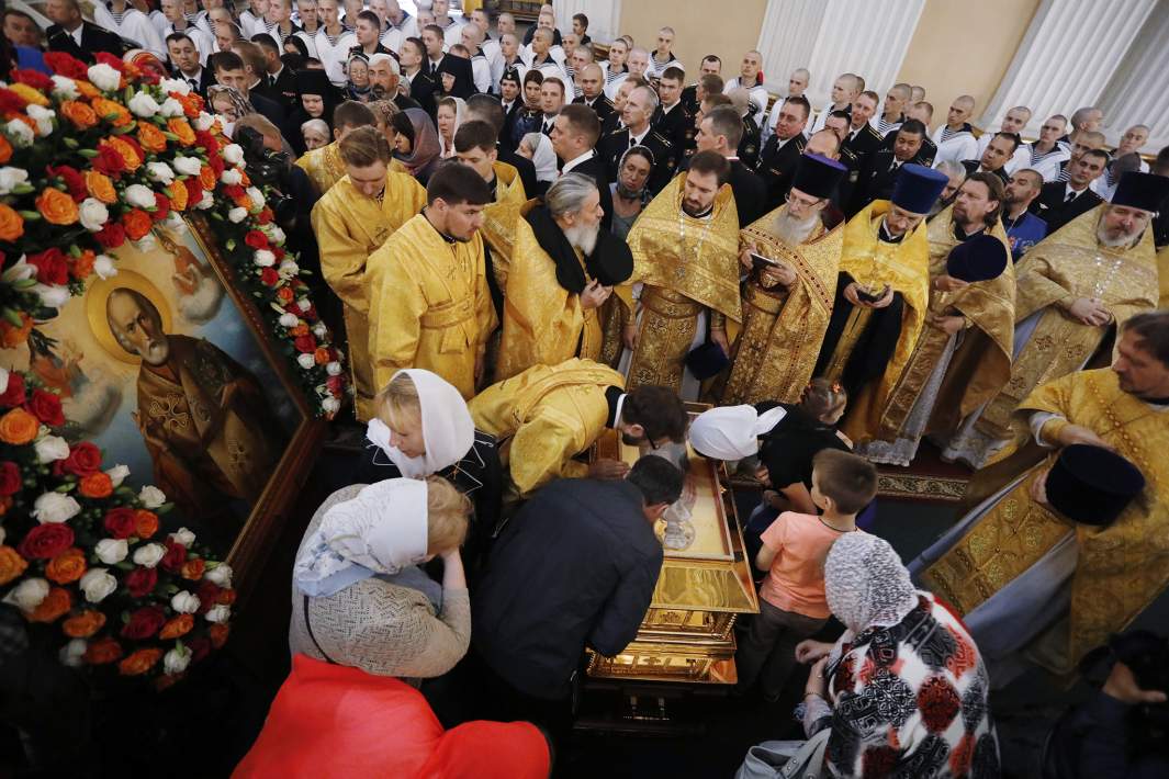 Верующие у ковчега с мощами святителя Николая Чудотворца