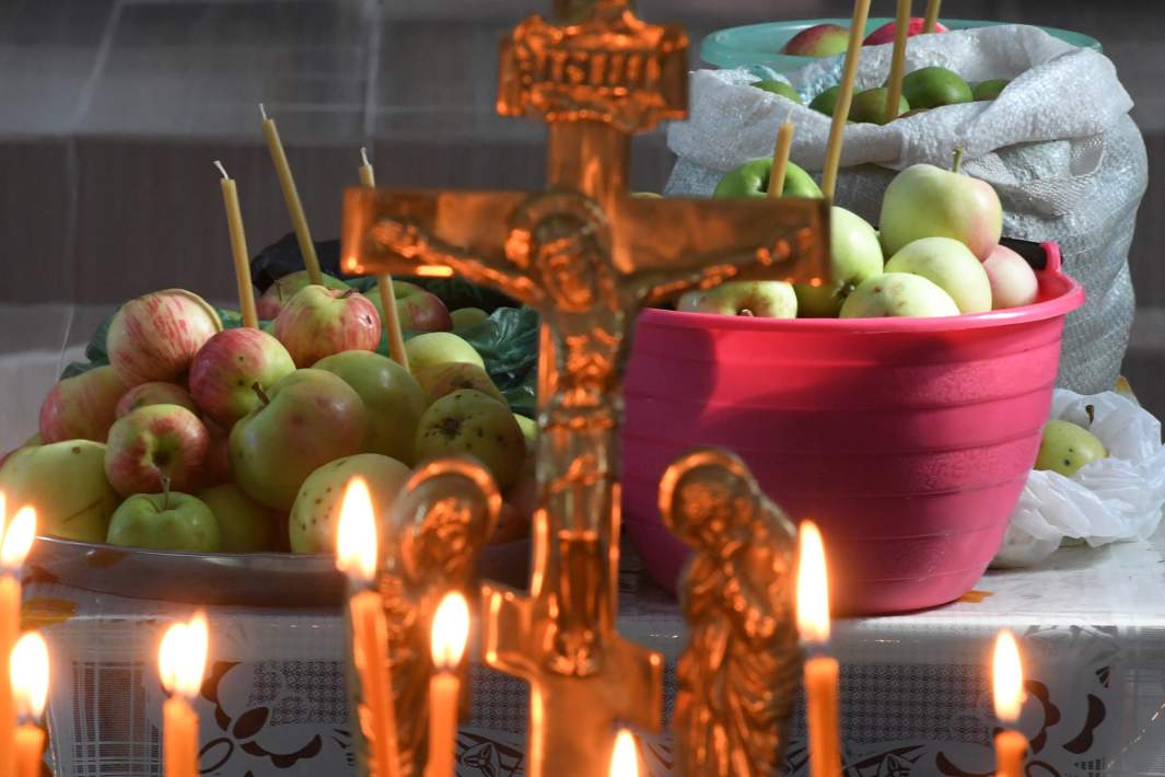 Яблоки, освященные во время богослужения
