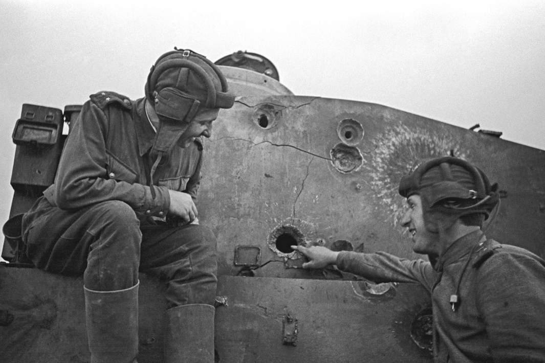Командир танка лейтенант Б.В. Смелов показывает пробоину в башне немецкого танка «Тигр»