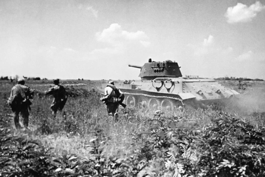 Советские танки и пехота атакуют позиции немцев