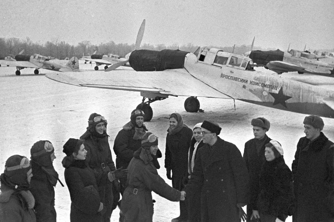 Комсомольцы Ярославской области передают летчикам 996-го штурмового авиаполка эскадрилью штурмовиков Ил-2 «Ярославский комсомолец», построенных на средства, собранные молодежью области. 1942 год
