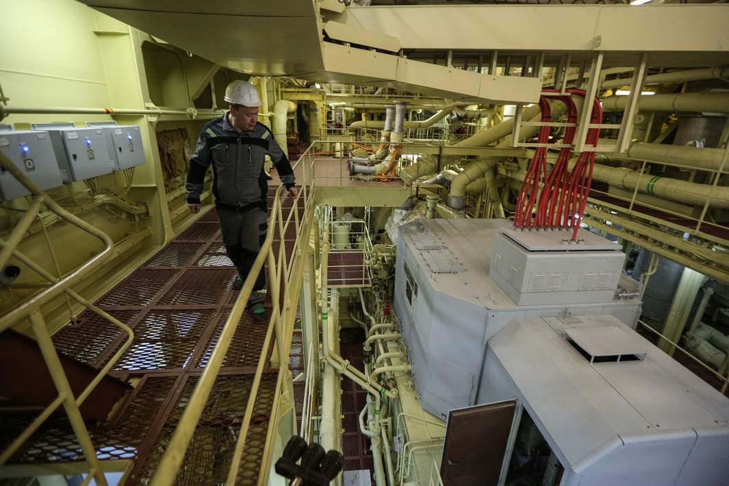 Сотрудник в машинном зале плавучего энергоблока