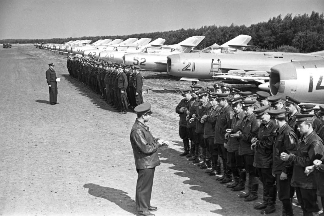 Летчики реактивных истребителей МиГ-17 перед вылетом на задание. 1965 год