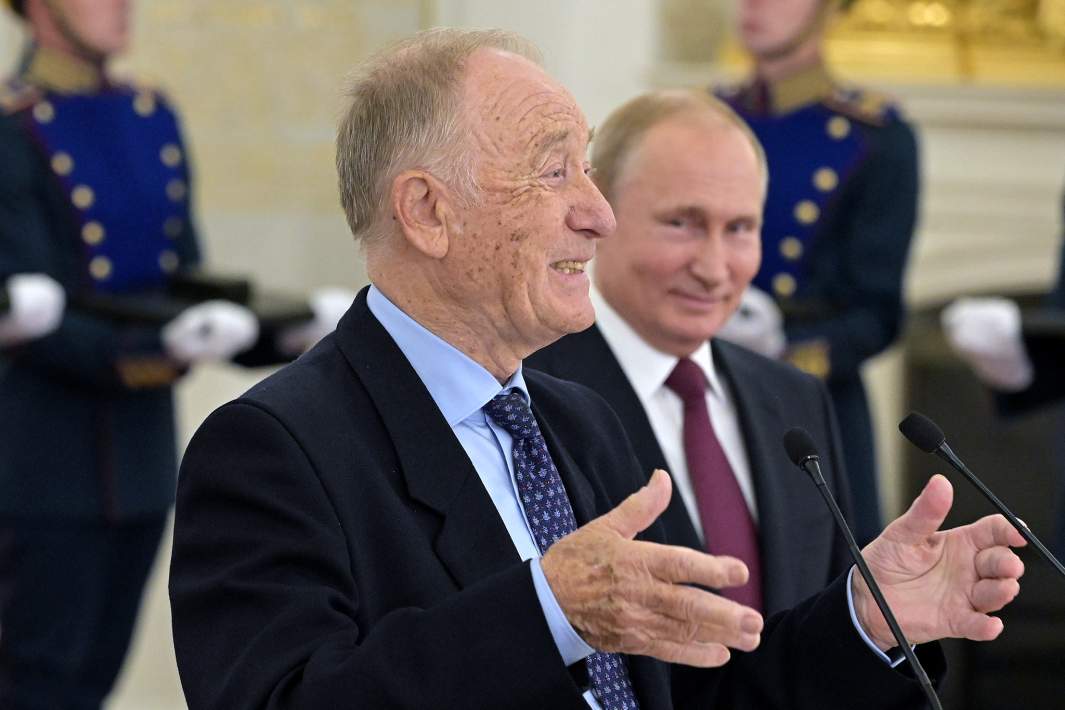 Президент РФ Владимир Путин и композитор Родион Щедрин, удостоенный Государственной премии за выдающиеся достижения в области гуманитарной деятельности, на церемонии вручения Государственных премий за 2018 год в День России, 12 июня 2019 года