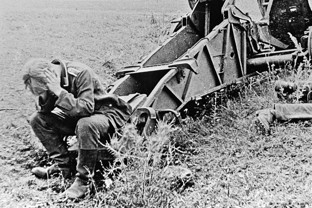 Немецкий солдат у разбитой 150-миллиметровой пехотной пушки