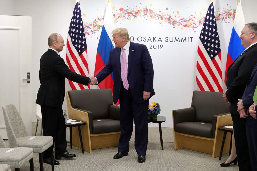 Президент РФ Владимир Путин и президент США Дональд Трамп во время встречи на полях саммита G20 в Осаке, Япония, 28 июня 2019 года